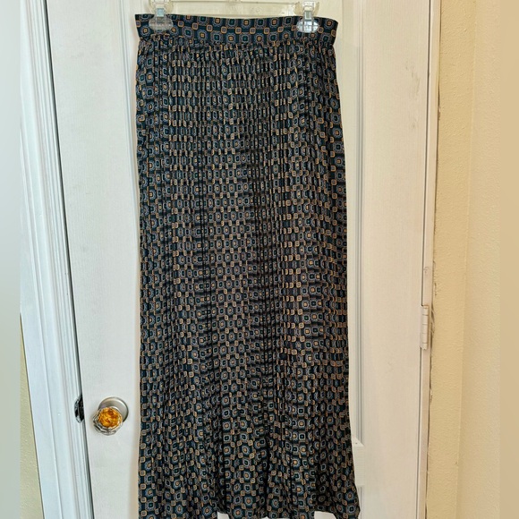 BANANA REPUBLIC MAXI SKIRT. OCTAGON PATTERN. LINED, SOFT, PLEATED SKIRT. NWT - Picture 10 of 15